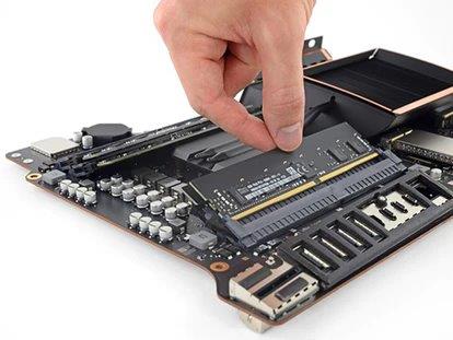 Técnico reemplazando memoria RAM de iMac Pro en proceso de Upgrade.