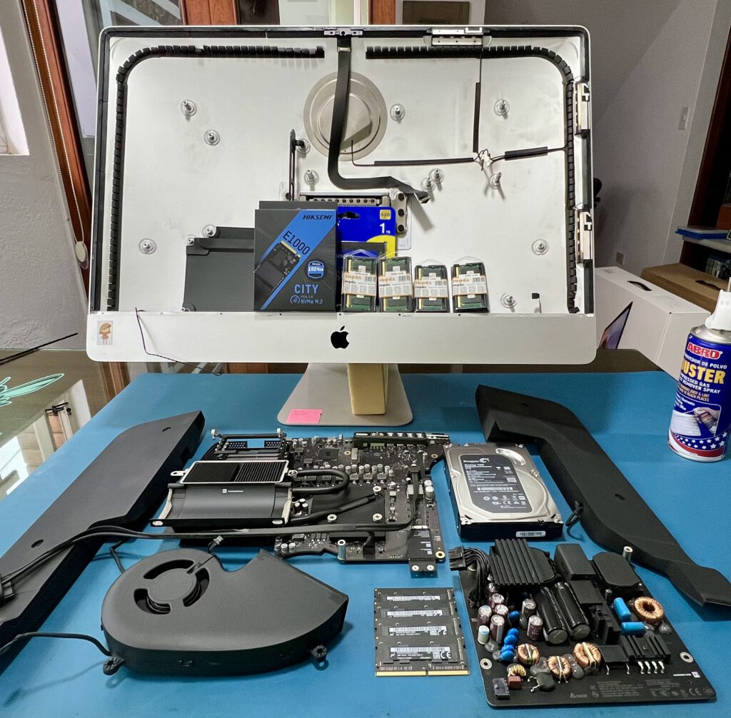 Diagnóstico técnico de un iMac abierto en el taller