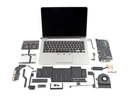 TEARDOWN de equipo MacBook Pro indicando sus partes internas.